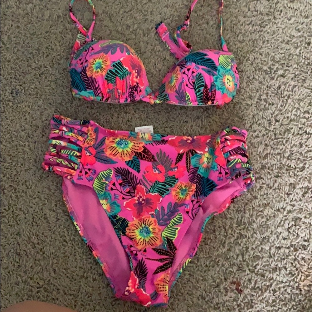 TARGET BIKINI SIZE MEDIUM WITH HIGH WAISTED BOTTOM